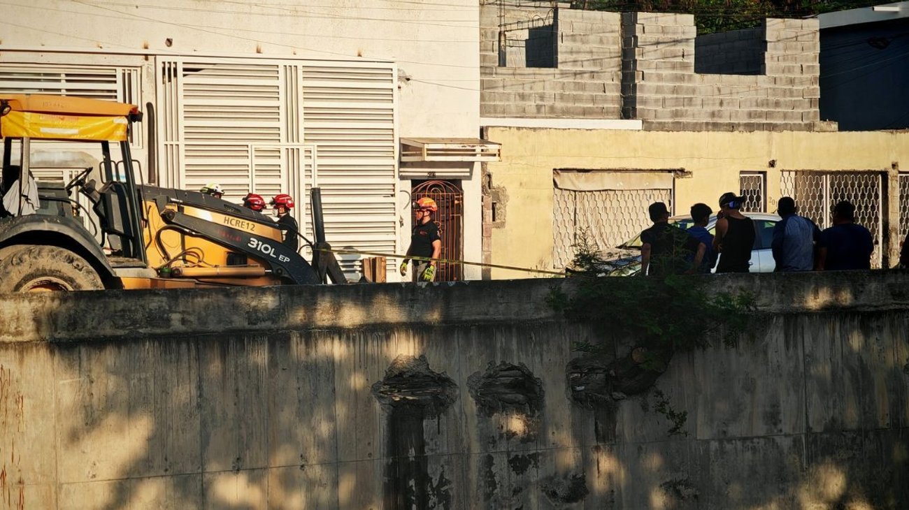 Muere trabajador tras quedar sepultado en derrumbe de zanja
