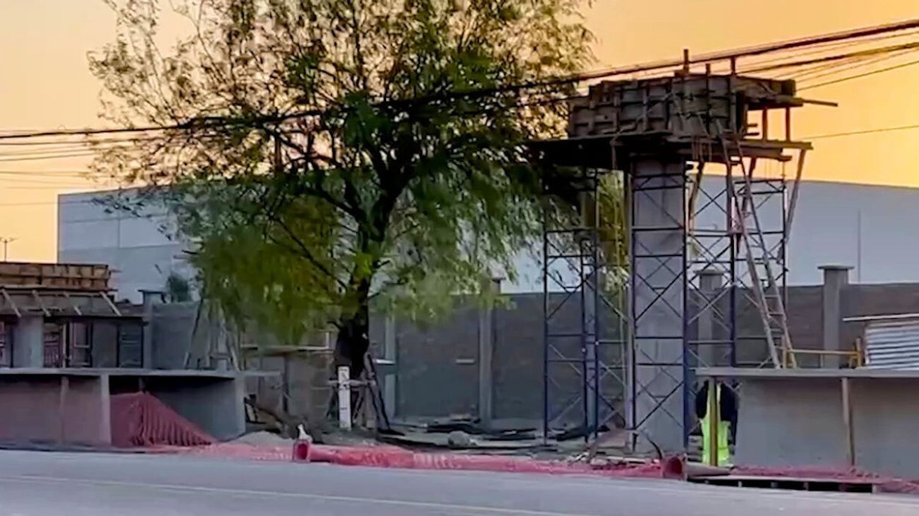Construyen puente peatonal en carretera libre a Nuevo Laredo