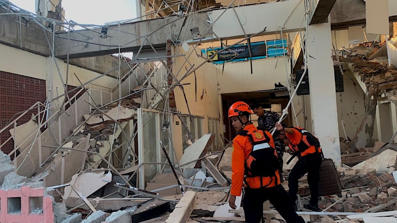 Reportan dos muertos por terremoto de 7.7 en Indonesia