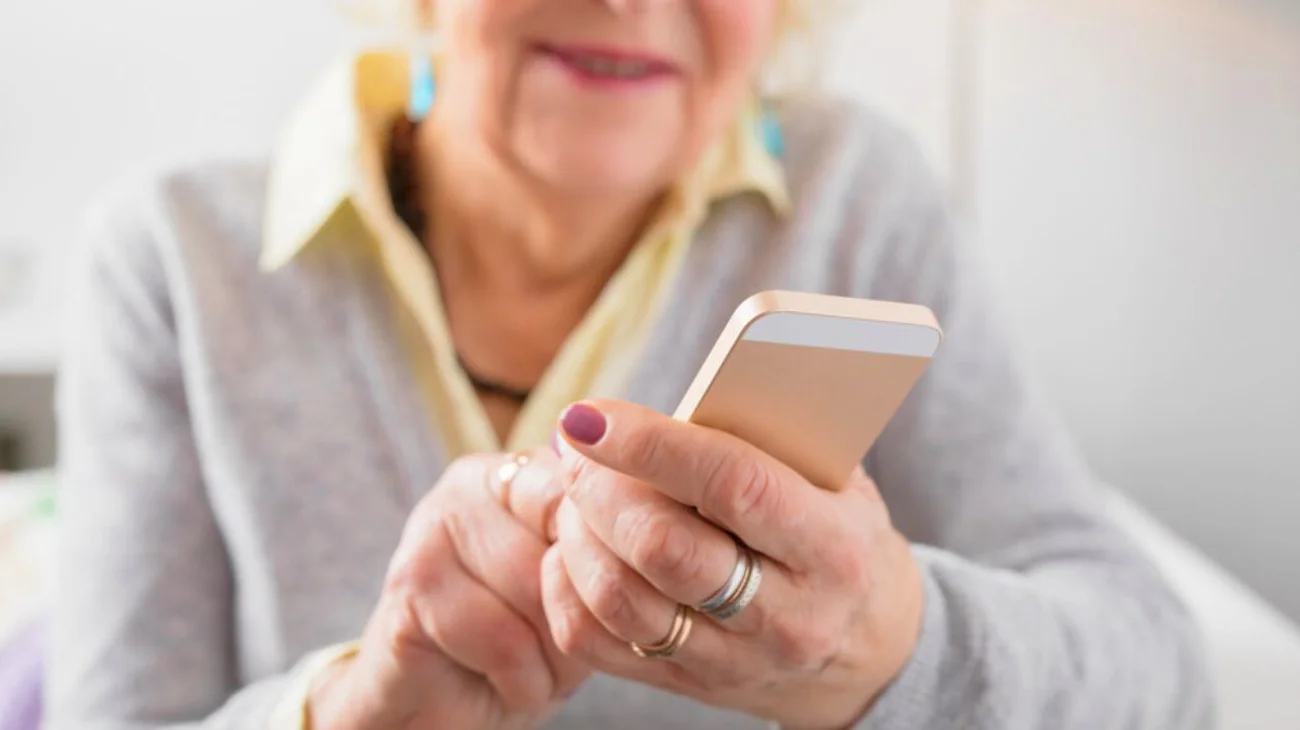 Mujer de 86 años se enamora de supuesto actor; le estafan 7mdp