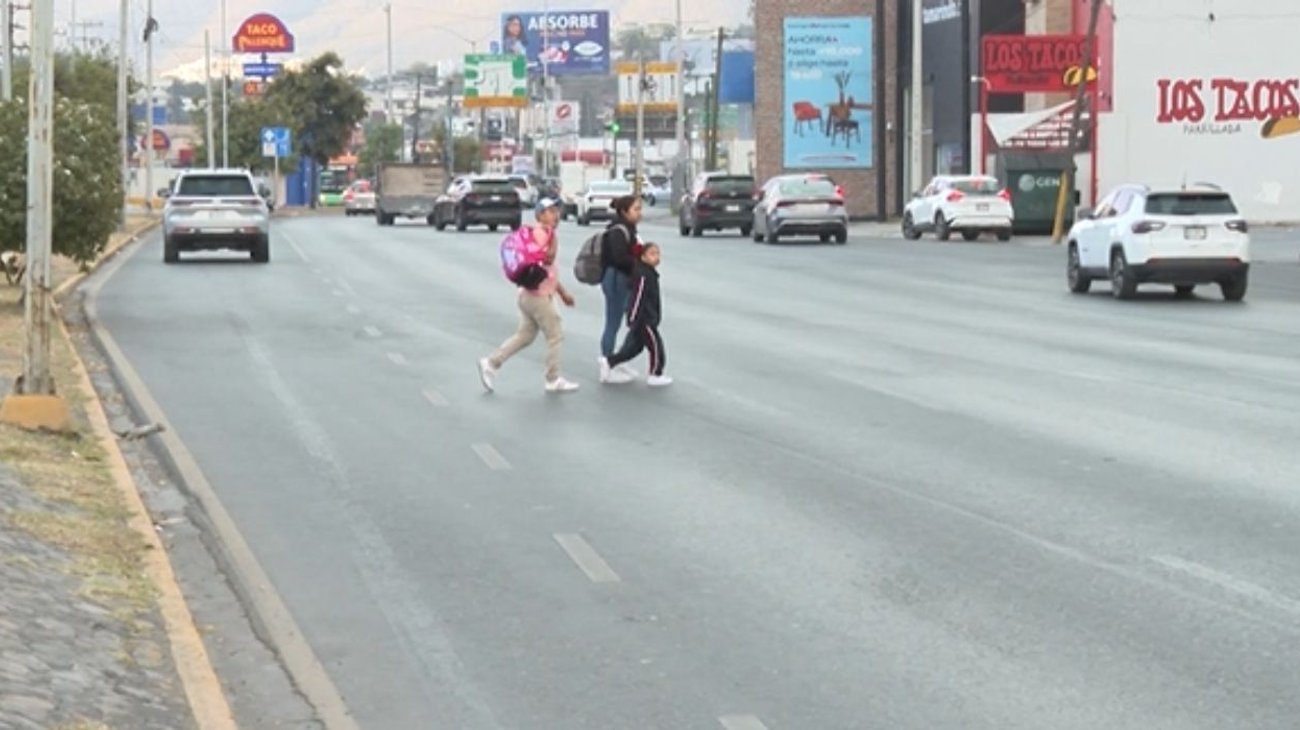 Menores cruzan entre autos en Av. Revolución por falta de puente