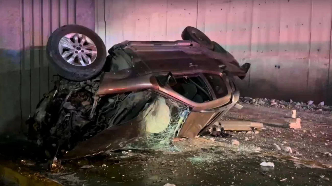 Cae en paso a desnivel mientras jugaba carreras en Monterrey