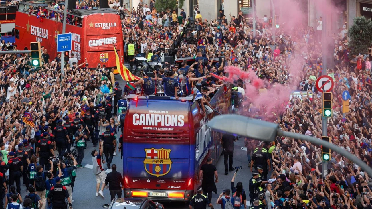 El Barça desata la locura de hinchas por las calles de la capital