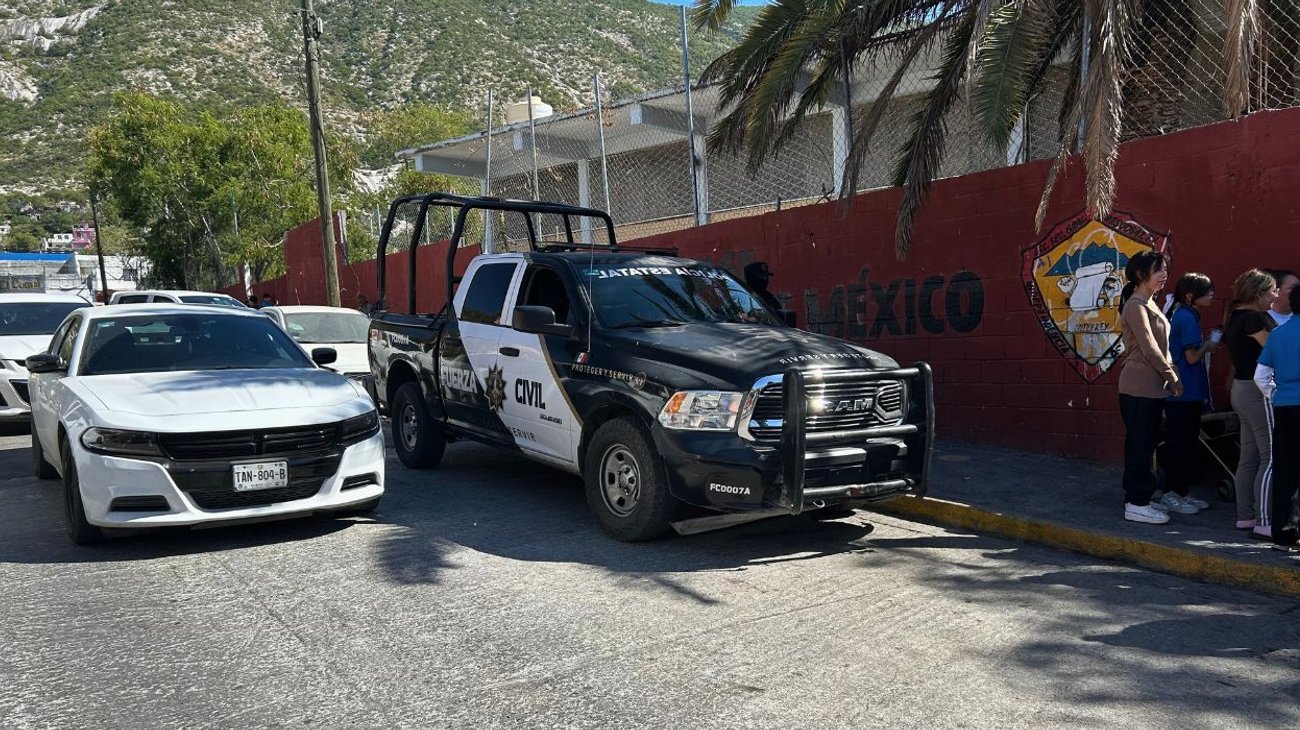 Hallan a alumno armado en secundaria de Monterrey