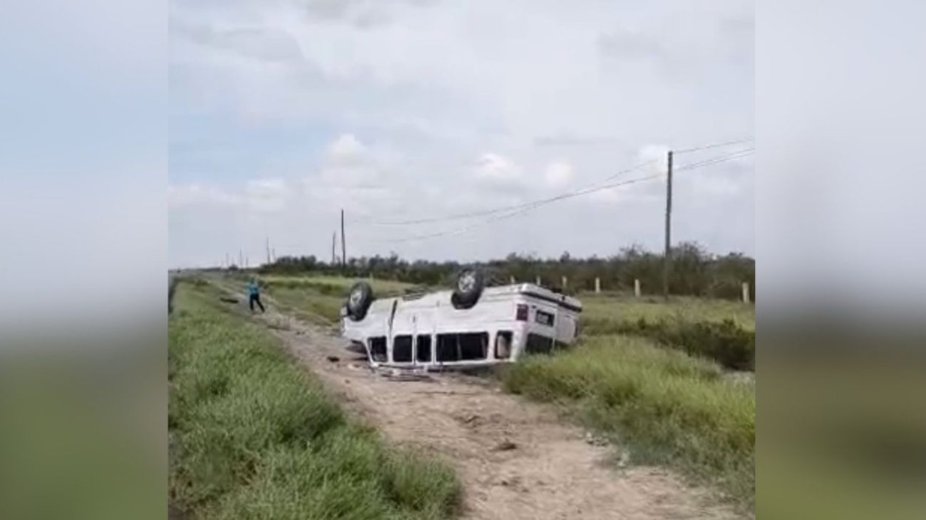 Vuelca camioneta con grupo religioso en Monclova; 11 lesionados