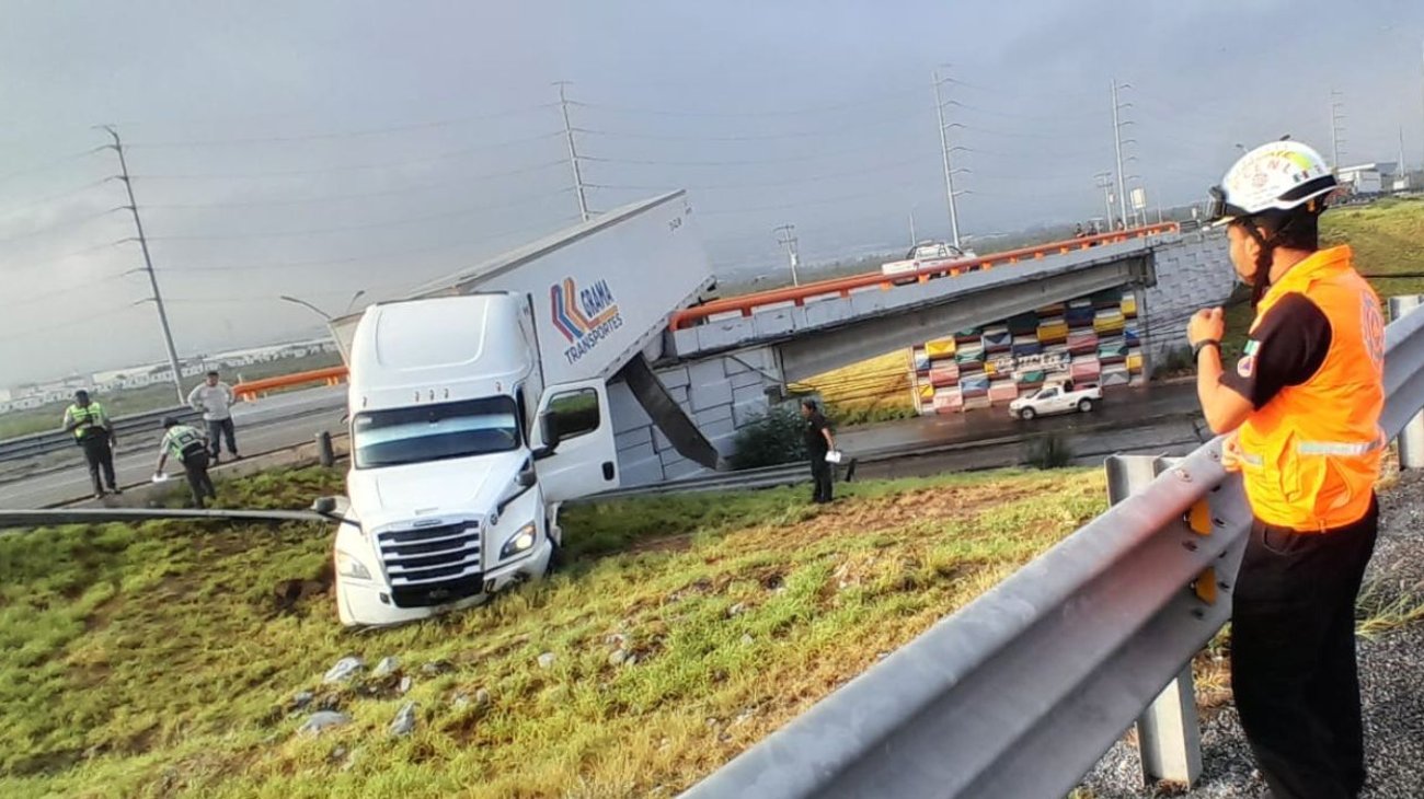 Tráiler queda colgado en Libramiento Arco Vial en García