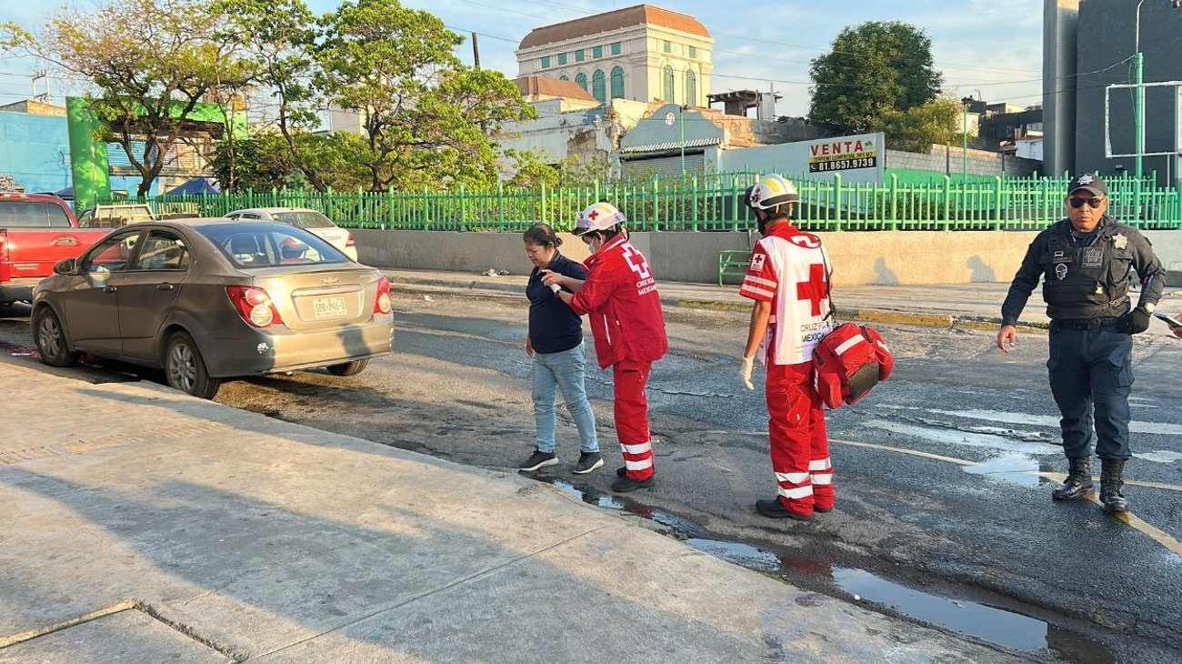 Derrapan moto, pareja resulta lesionada en el centro de Monterrey