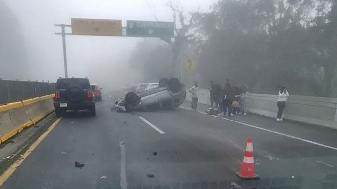 Muere mujer en autopista de Morelos tras choque y volcadura