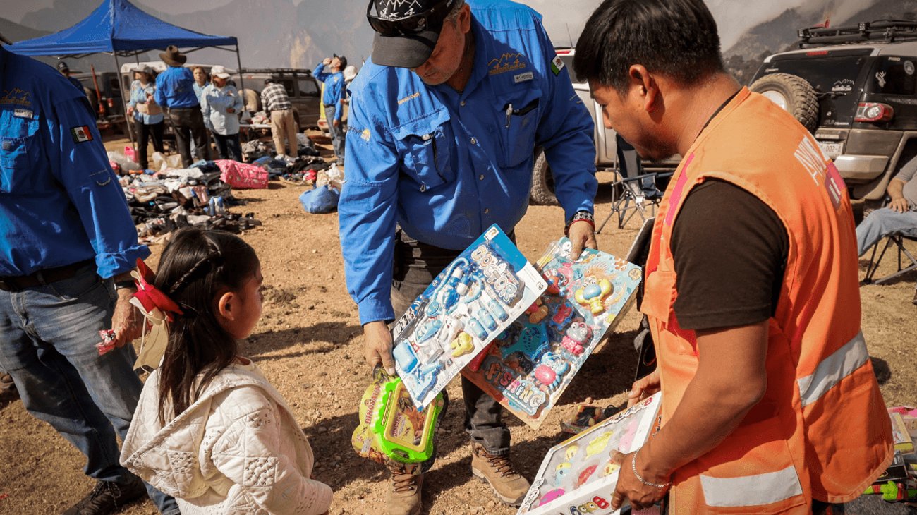 Entregan donativo en beneficio a comunidad de Rayones