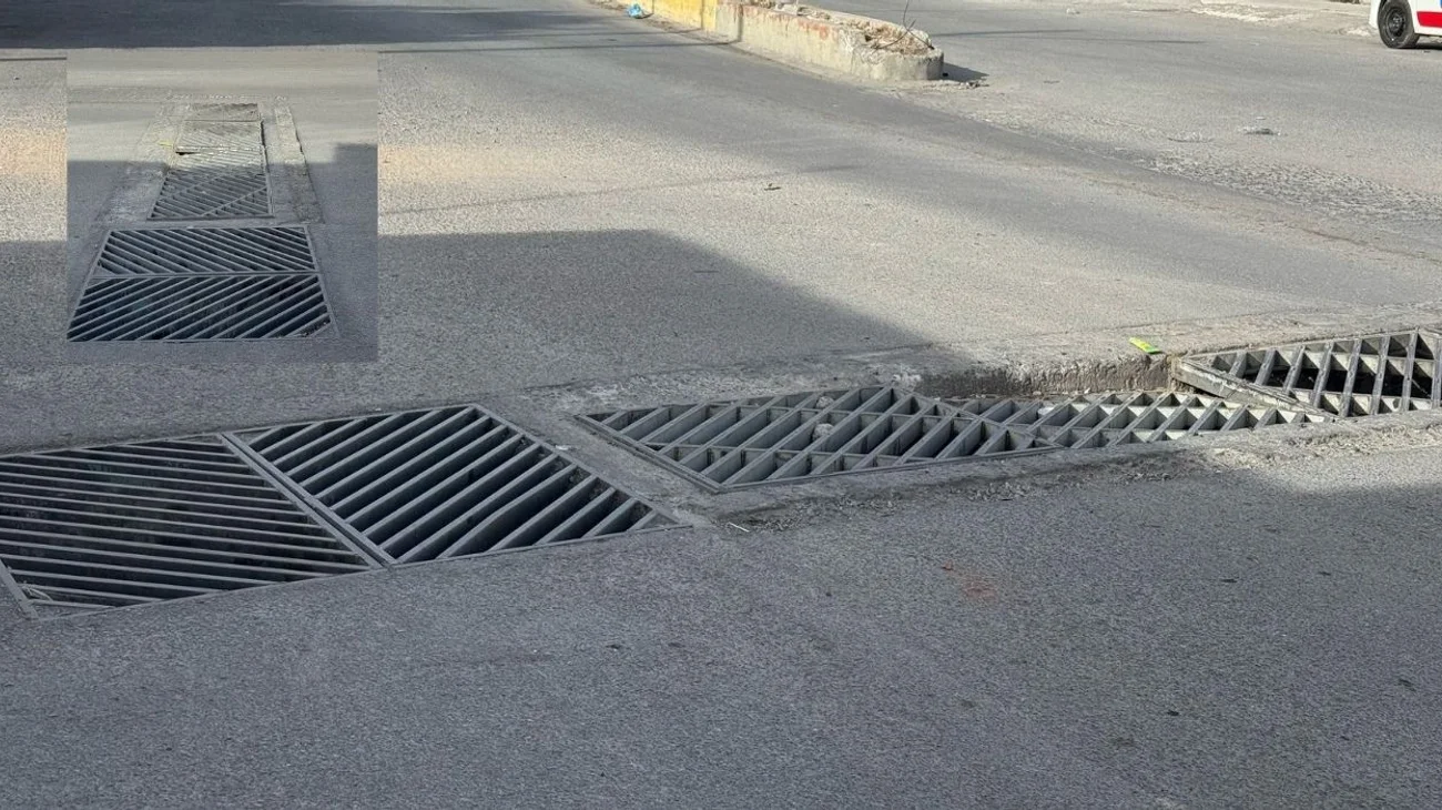 Alcantarilla deja decenas de autos dañados en Saltillo 