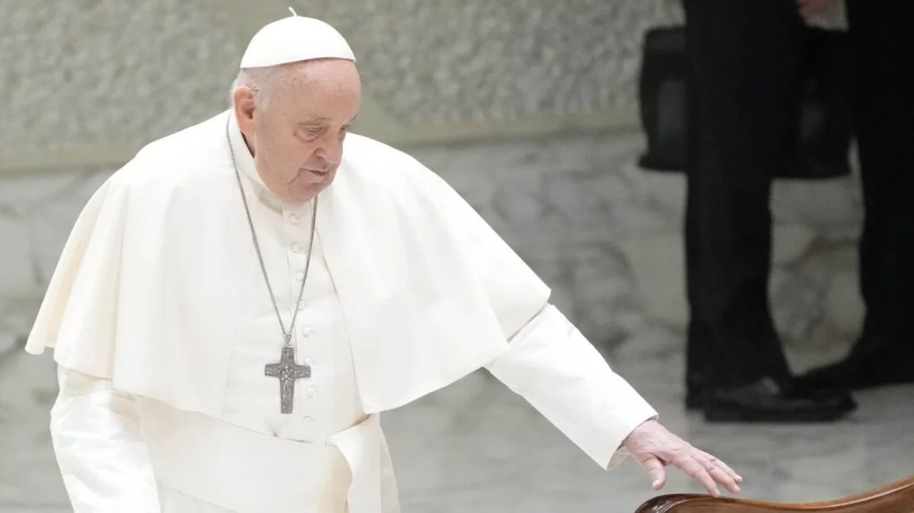 Estado de salud del Papa sigue 'crítico' pero 'estable' 