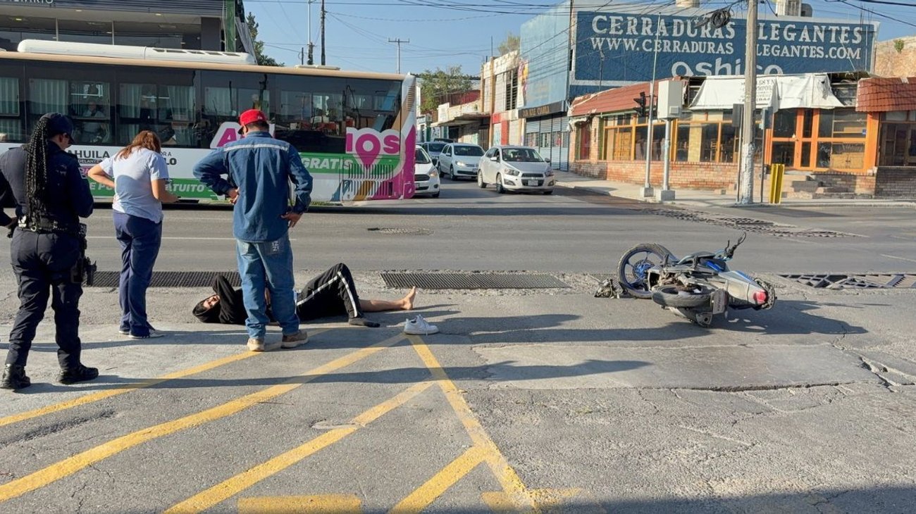 Choca motociclista contra auto tras presunto semáforo en rojo