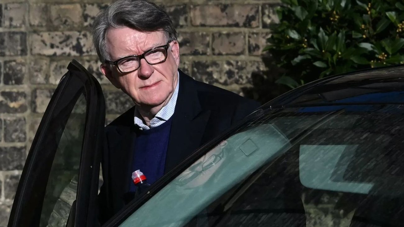 Detienen y liberan bajo fianza a Peter Mandelson