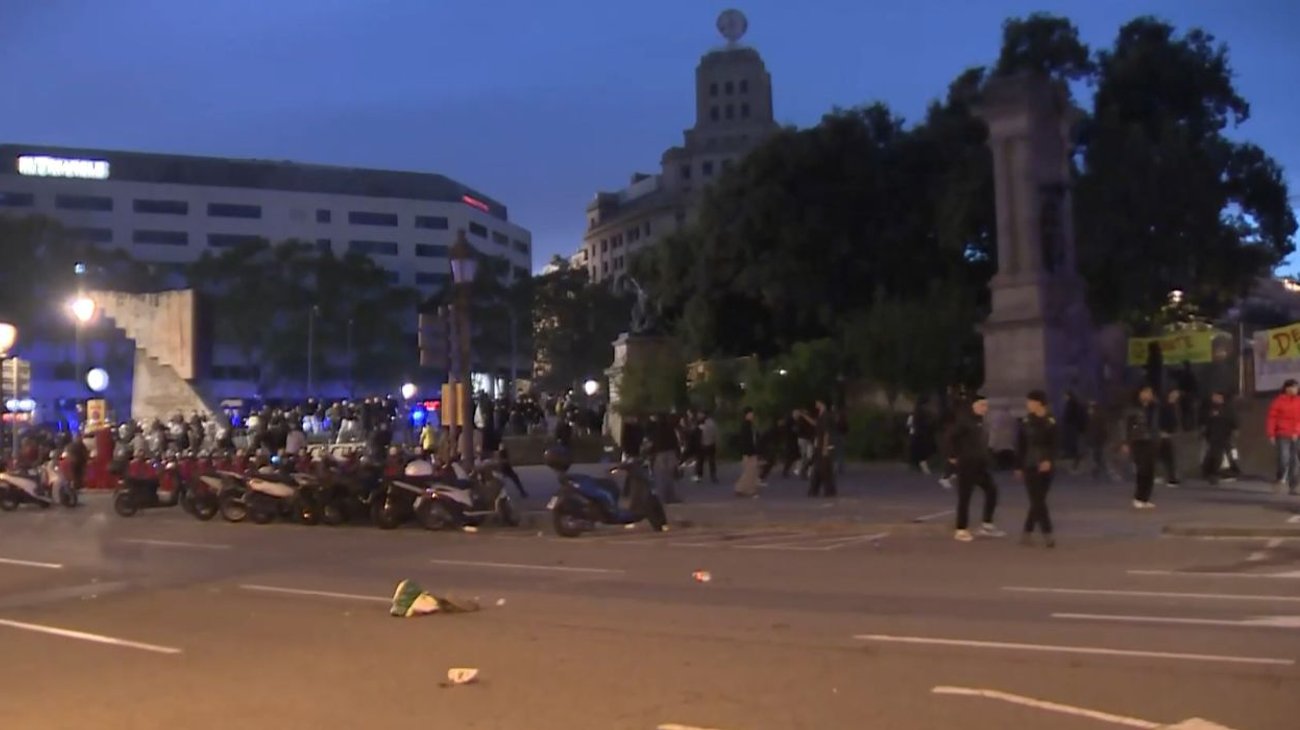 Saquean comercios y dejan un centenar de detenidos en Barcelona