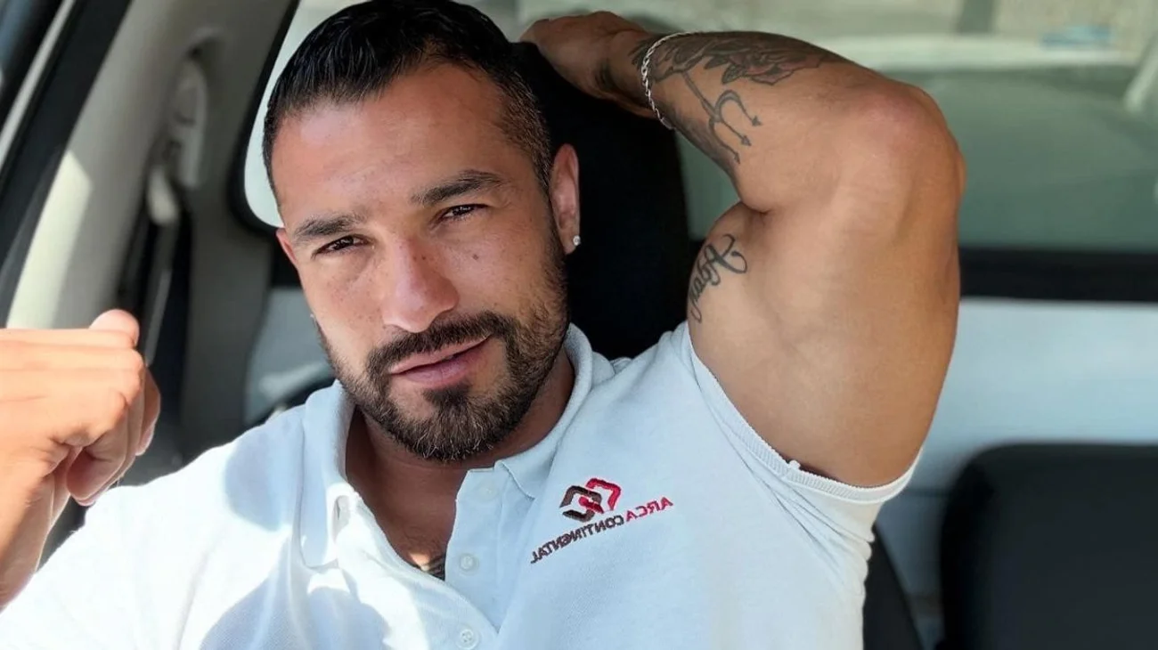 Trabajador cautiva por su atractivo físico y se hace viral