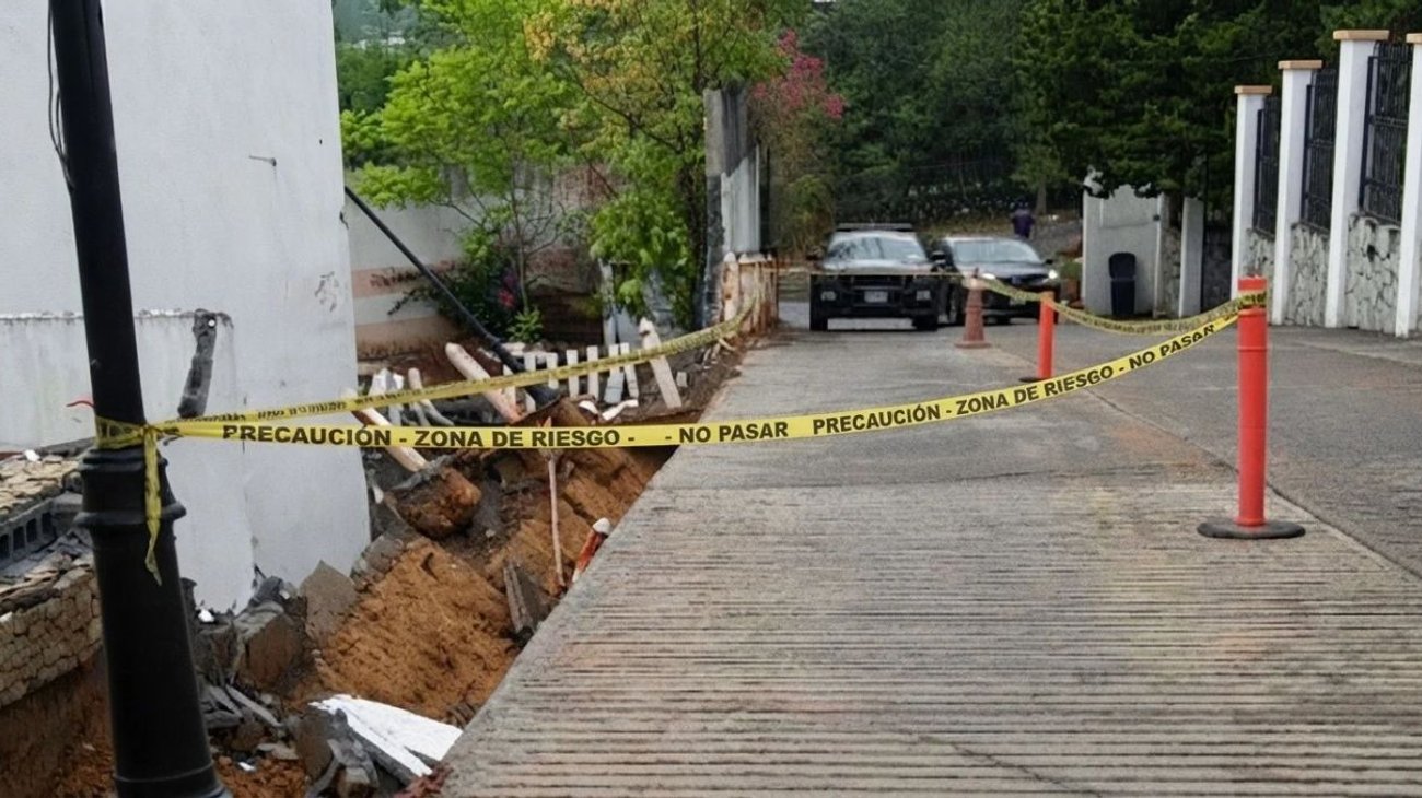 Cierran carril en Santa Anita por derrumbe de barda y socavón