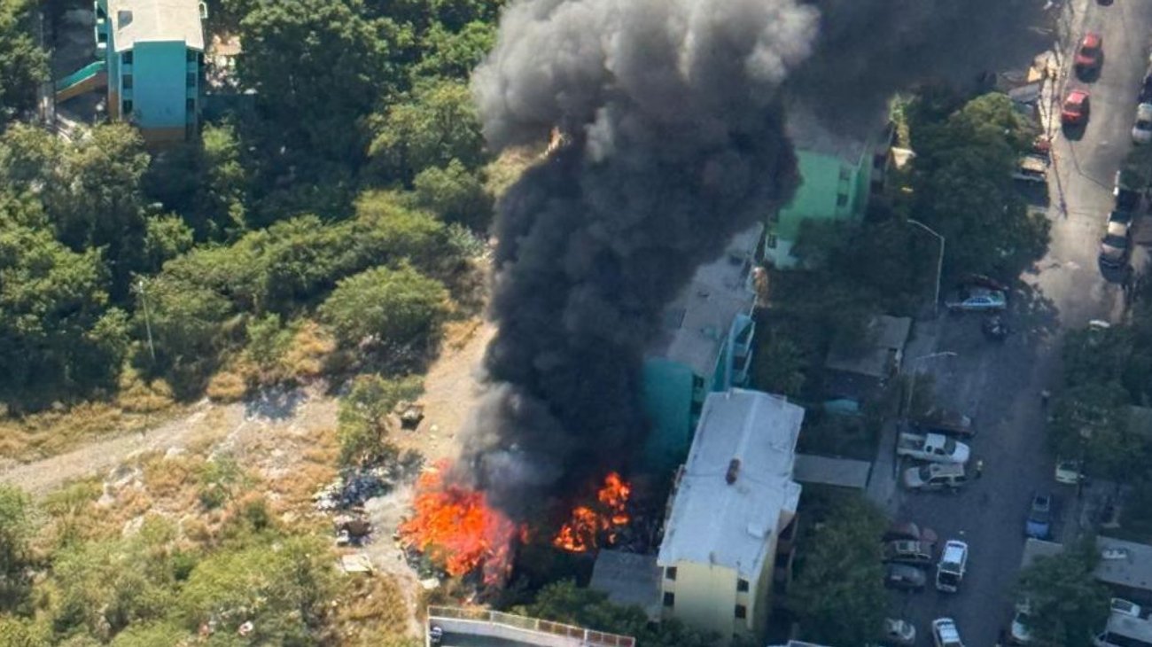 Atienden incendio de basura en Monterrey; consumió un tejaban