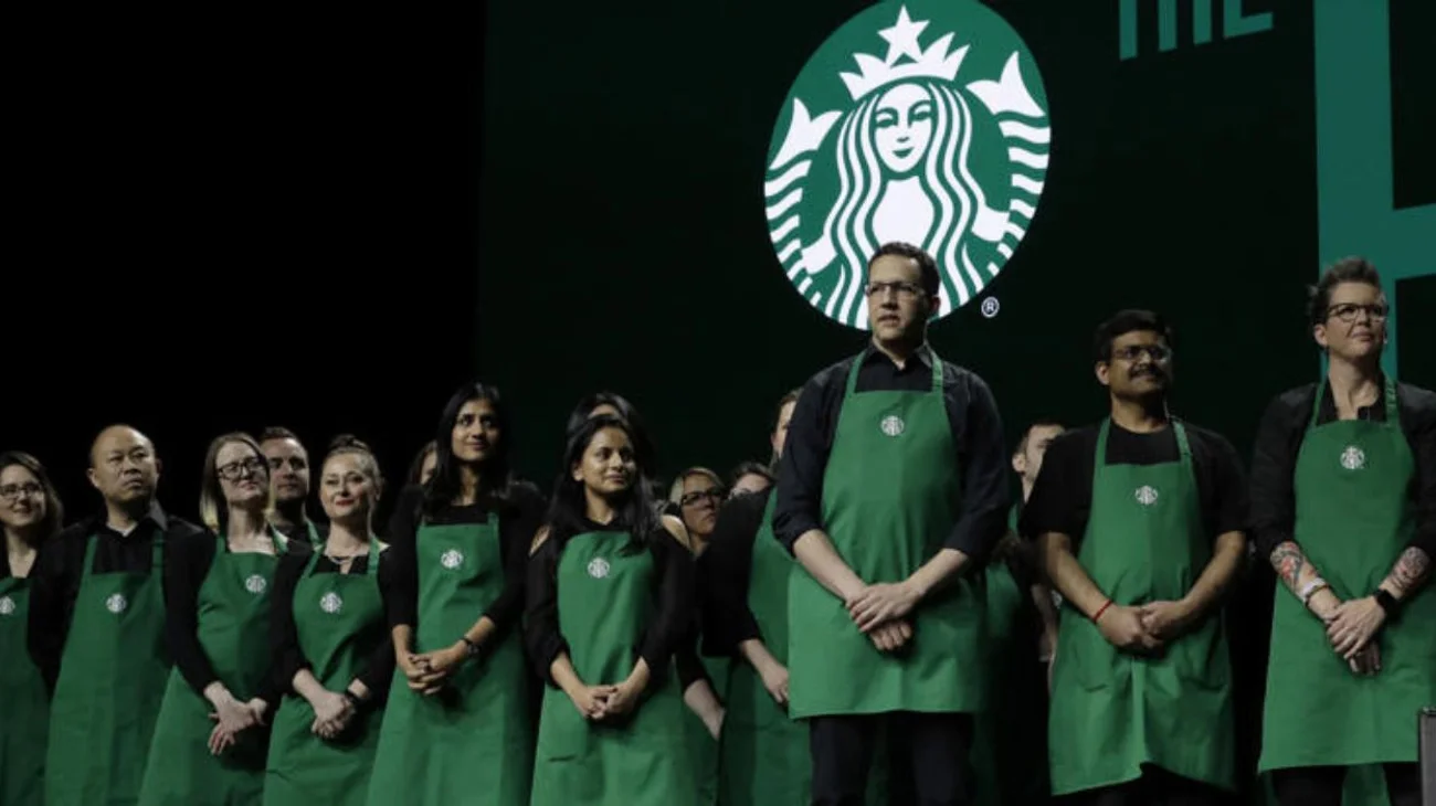 Empleados de Starbucks protestan por código de vestimenta en EUA