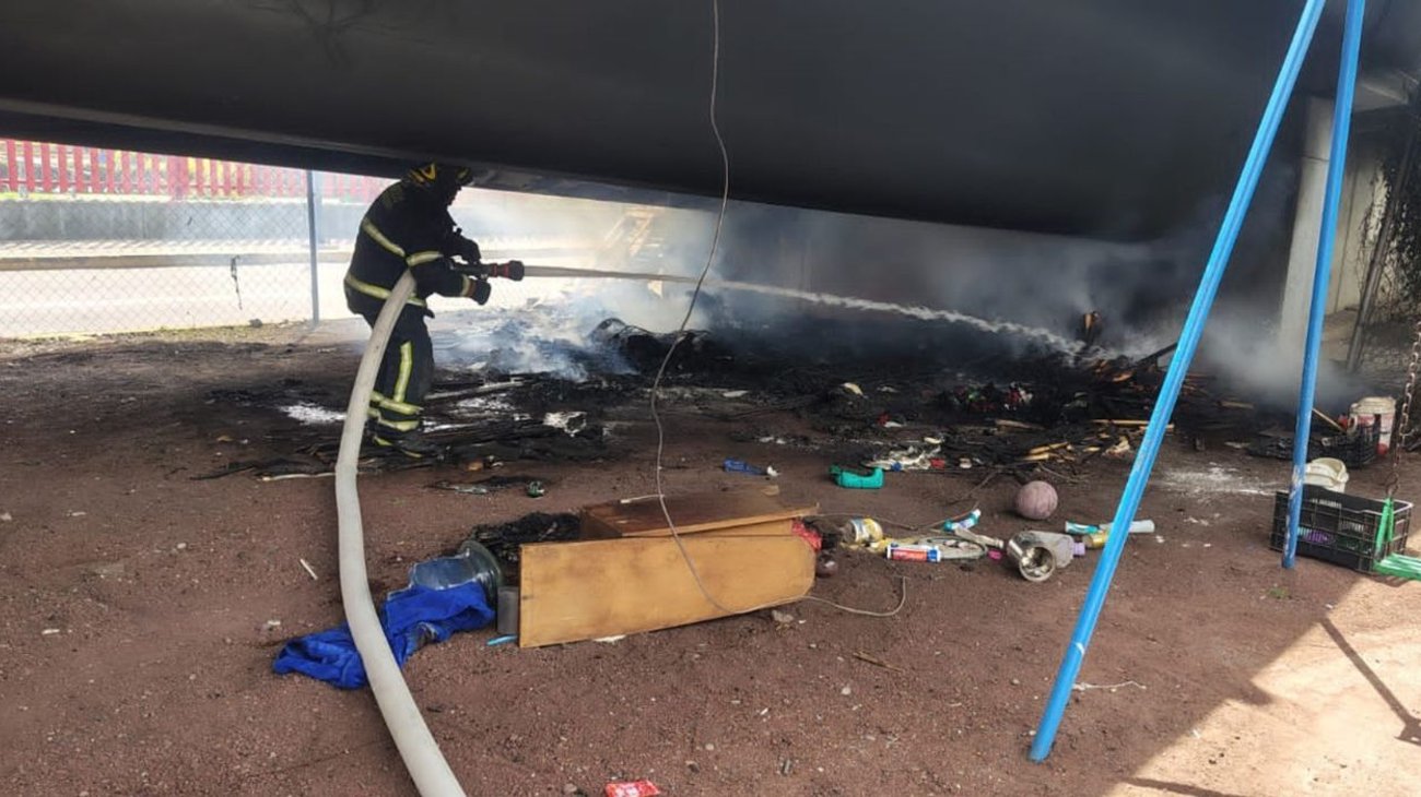 Sofocan fuego bajo puente vehicular en Ciudad de México