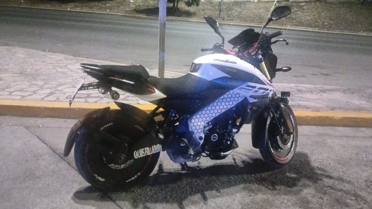 Policía de Monterrey asegura motocicleta con reporte de robo