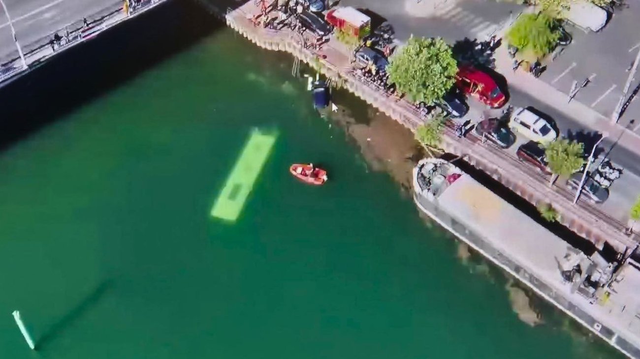 Cae autobús al río Sena y rescatan con vida a 4 personas