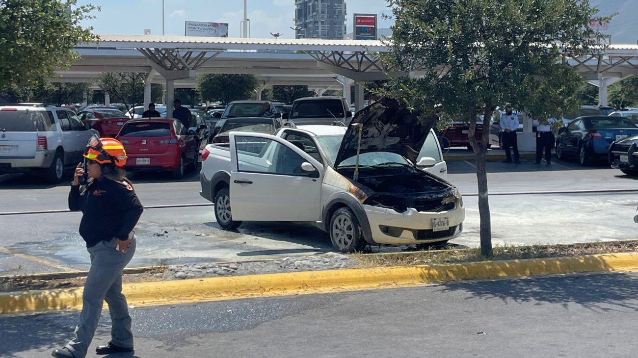 Arde camioneta en supermercado al sur de Monterrey