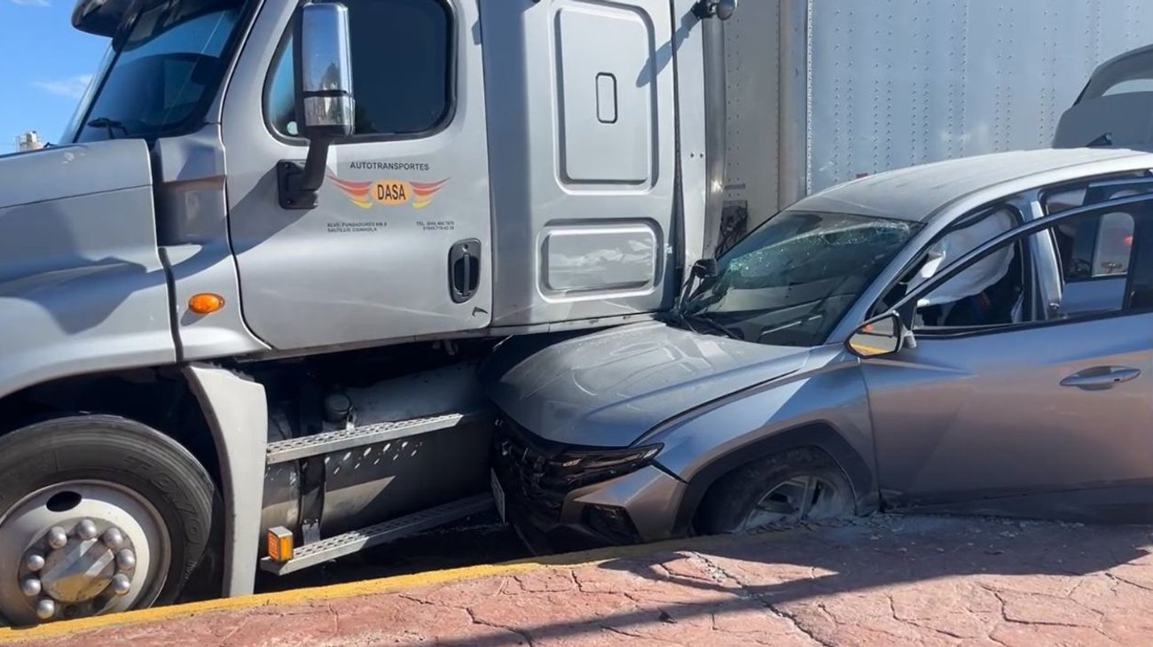 Conductora se salva de quedar prensada tras accidente en Arteaga