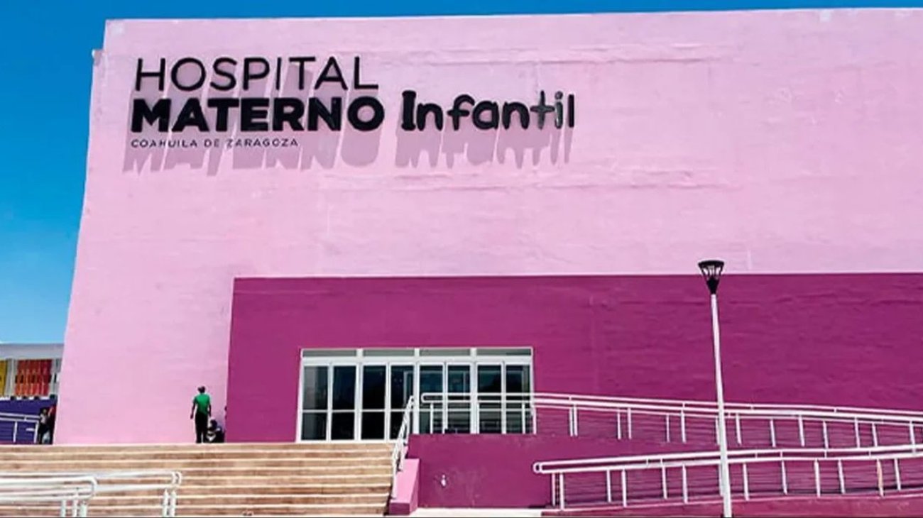 Bebé muere tras días hospitalizada por golpes; detienen a padres