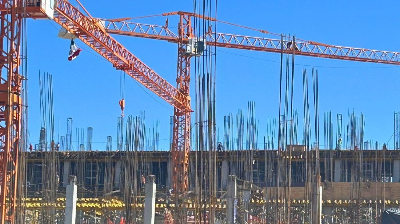 Trabajador muere tras caer ocho metros de construcción del IMSS