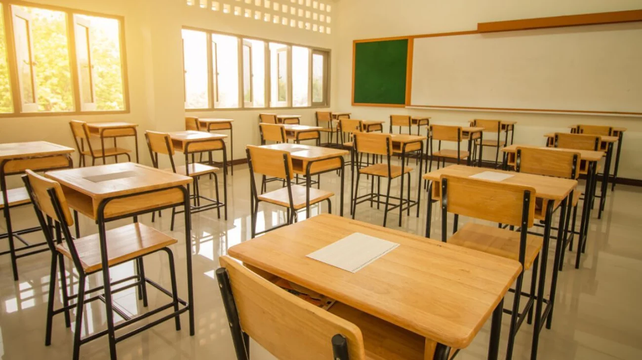 Niño golpea a compañera con un corrector y padres pagarán multa