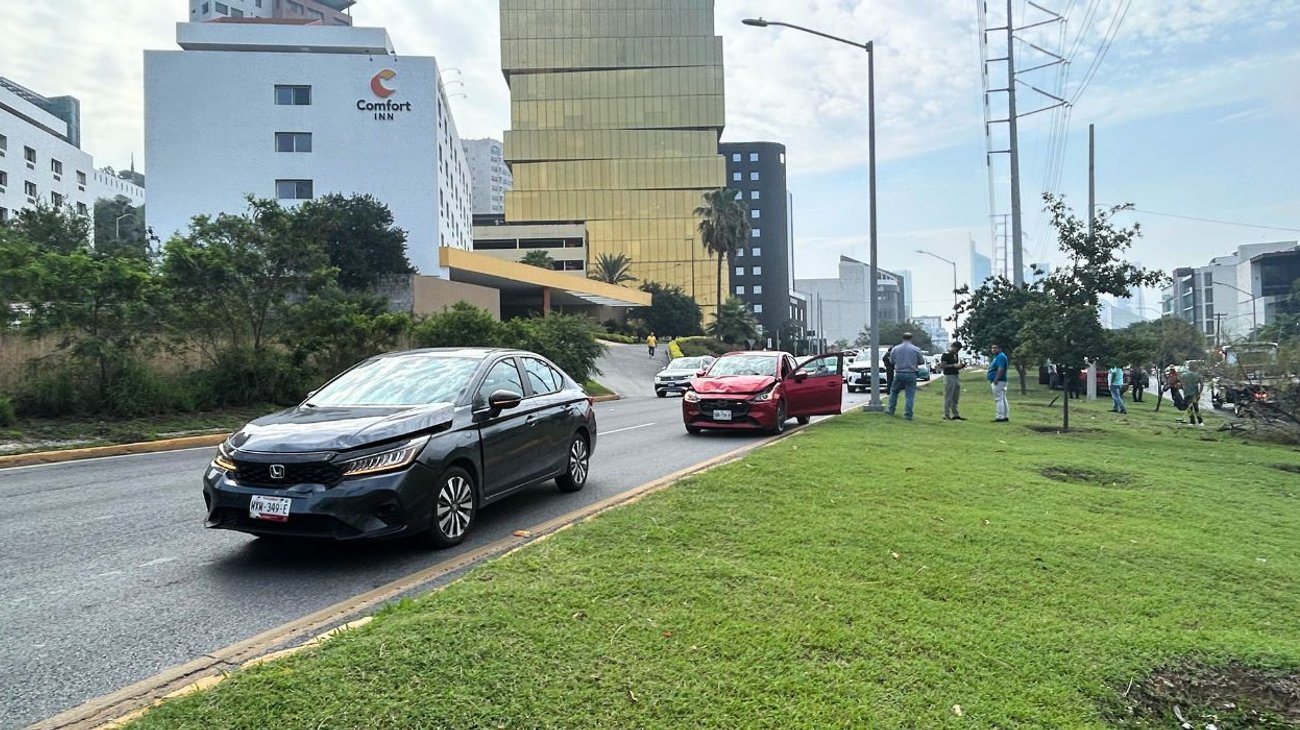 Automovilista provoca choque múltiple tras salir de hotel