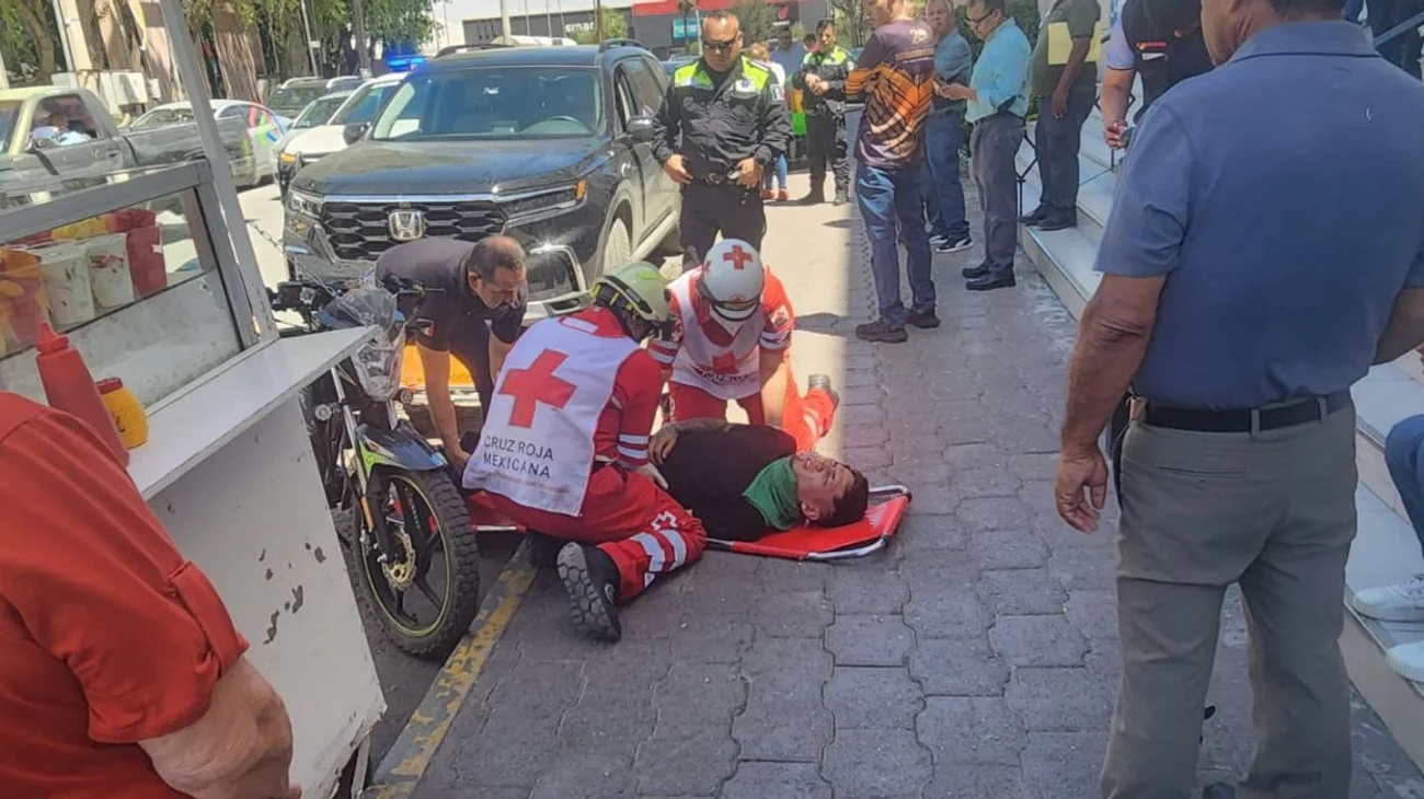 Joven motociclista cae tras accidente en el centro de Saltillo