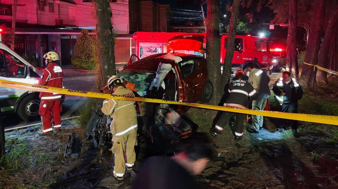 Deja accidente a un automovilista prensado en Zapopan