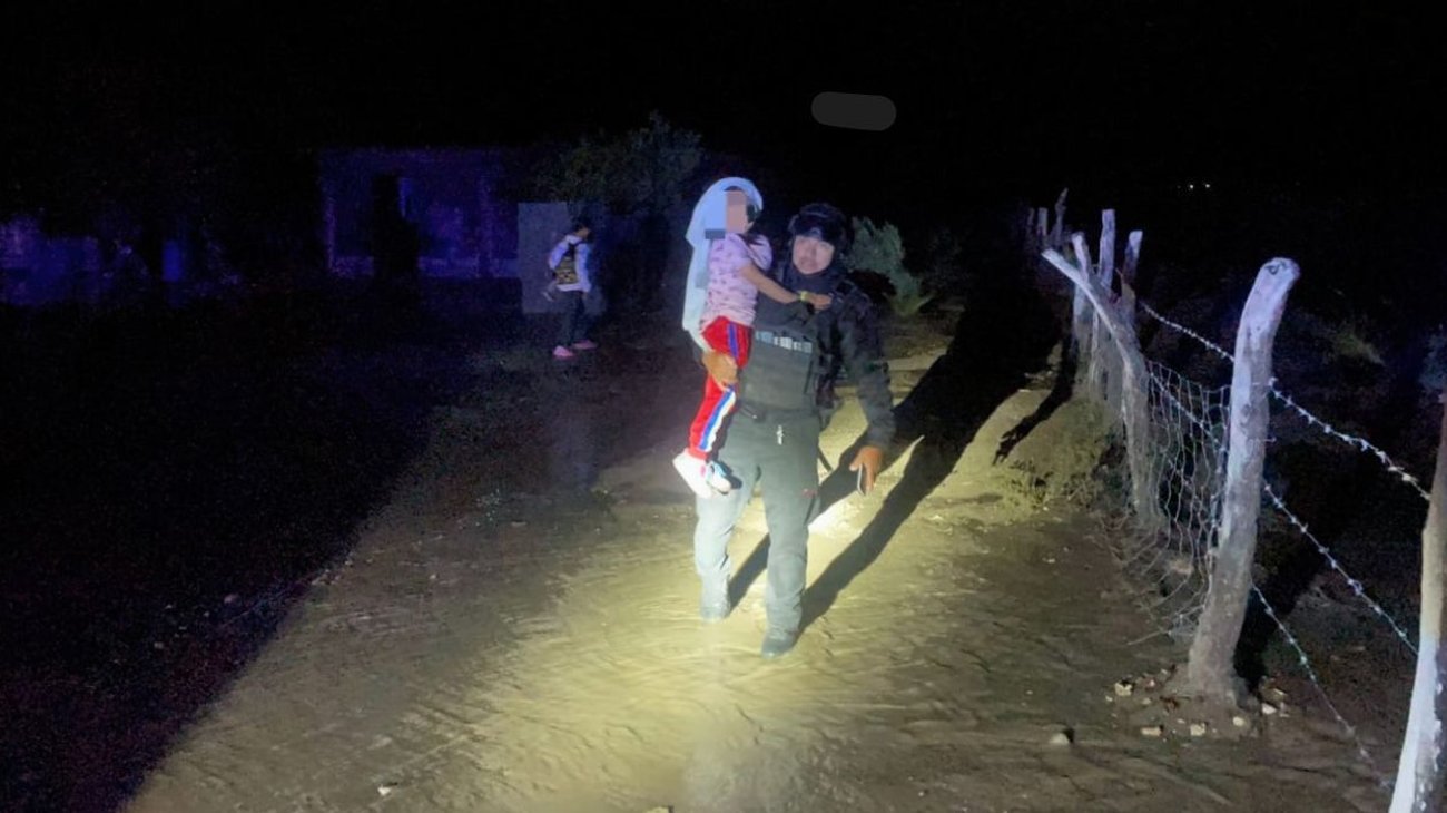 Guardia Estatal auxilia a familias afectadas en Tula