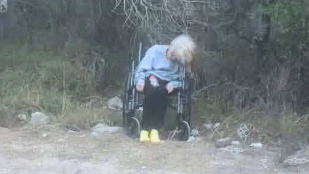 Abandonan a adulta mayor en la carretera a Playa Bagdad