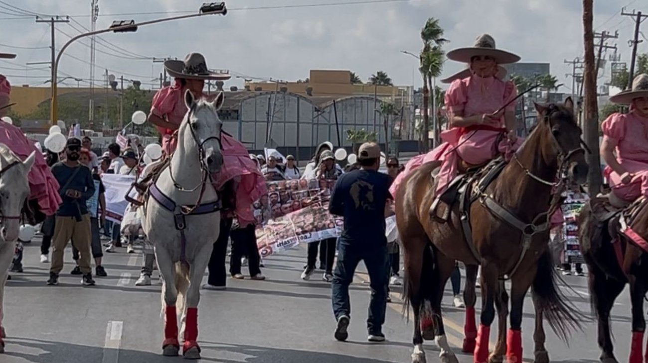Familias buscadoras denuncian bloqueo en desfile