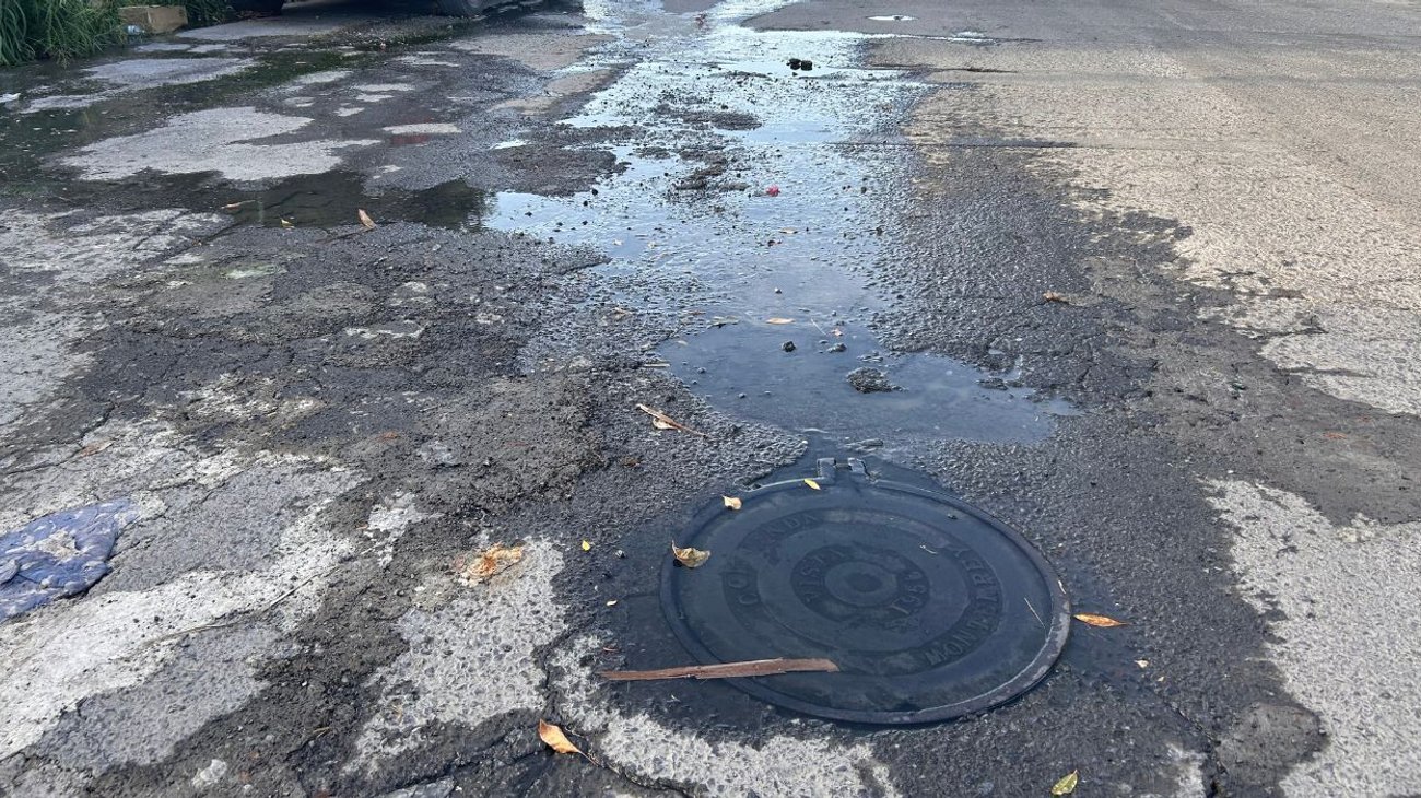 Denuncian vecinos de Linda Vista drenaje colapsado