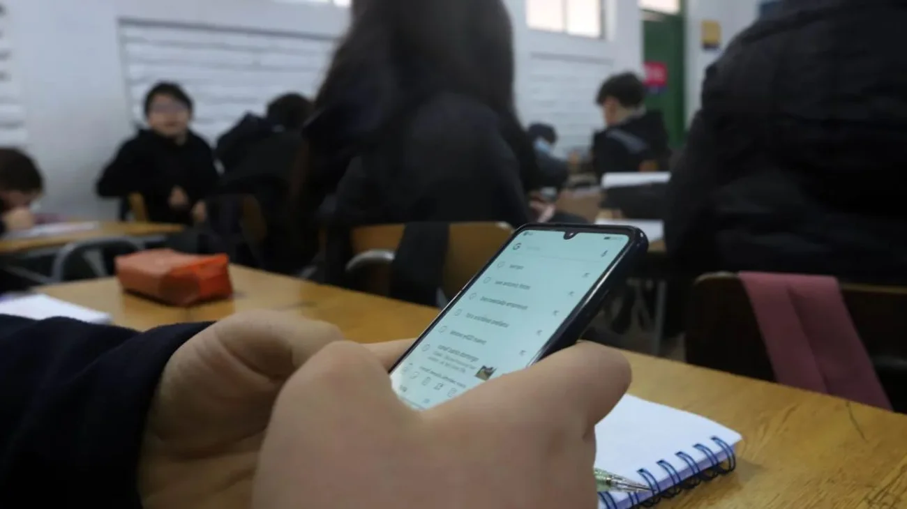 Crece prohibición de celulares en escuelas; ya son 79 países
