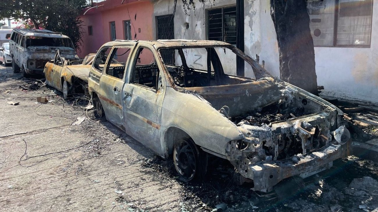 Cae poste e incendia autos; culpan a gasolinera en construcción