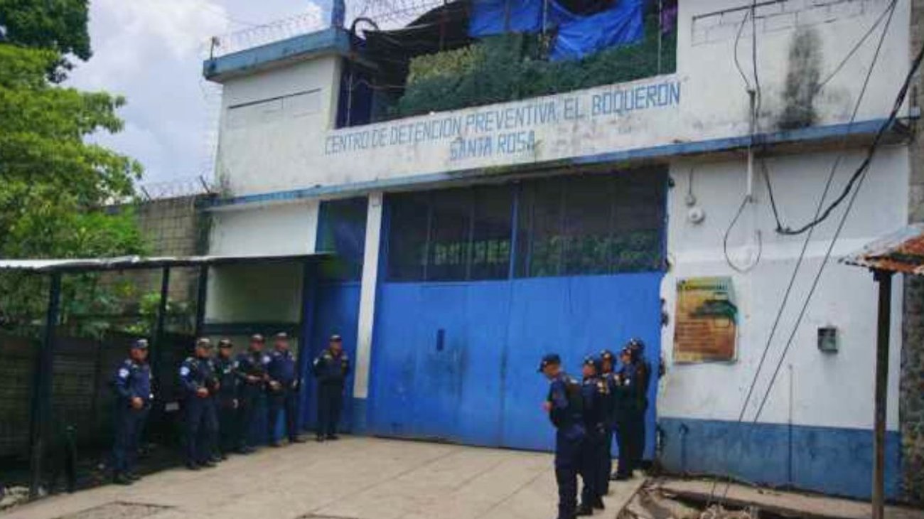 Toman a guardias como rehenes en motín de cárceles en Guatemala