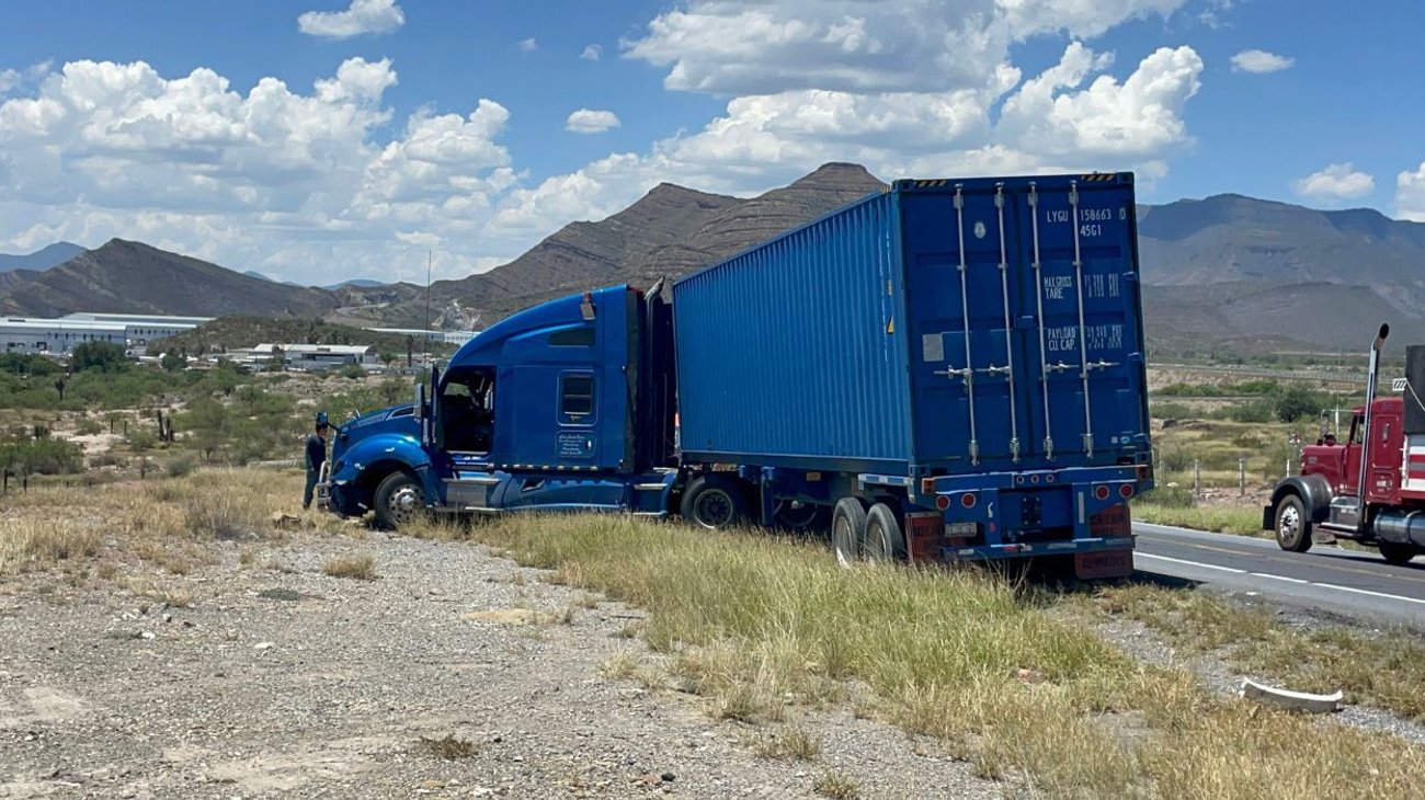 Sufren percance tráiler y auto al rebasar en libramiento