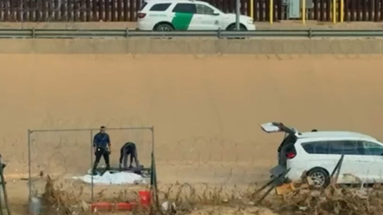 Migrantes son abandonados por 'coyotes' en drenaje de Texas