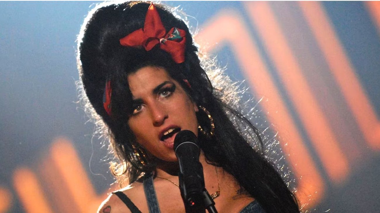 Ordenan al padre de Amy Winehouse indemnizar a dos amigas