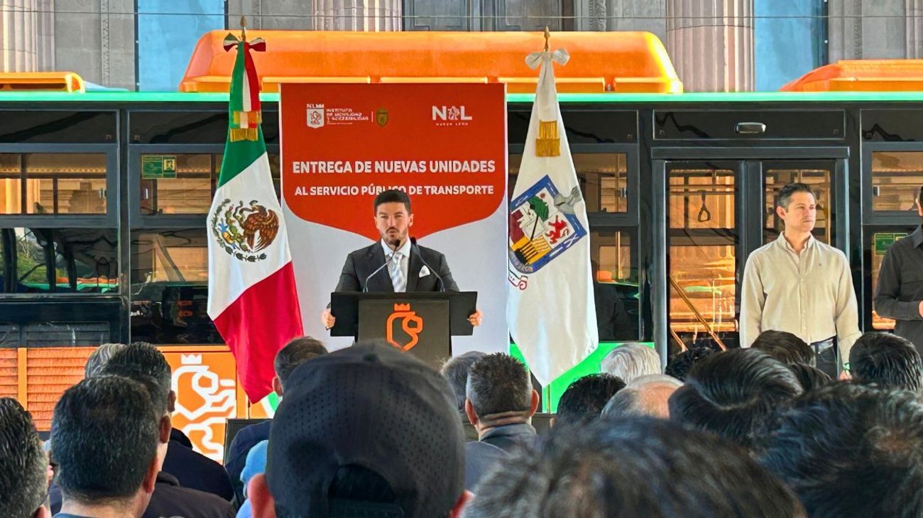 Samuel García entrega 60 nuevos camiones para Nuevo León