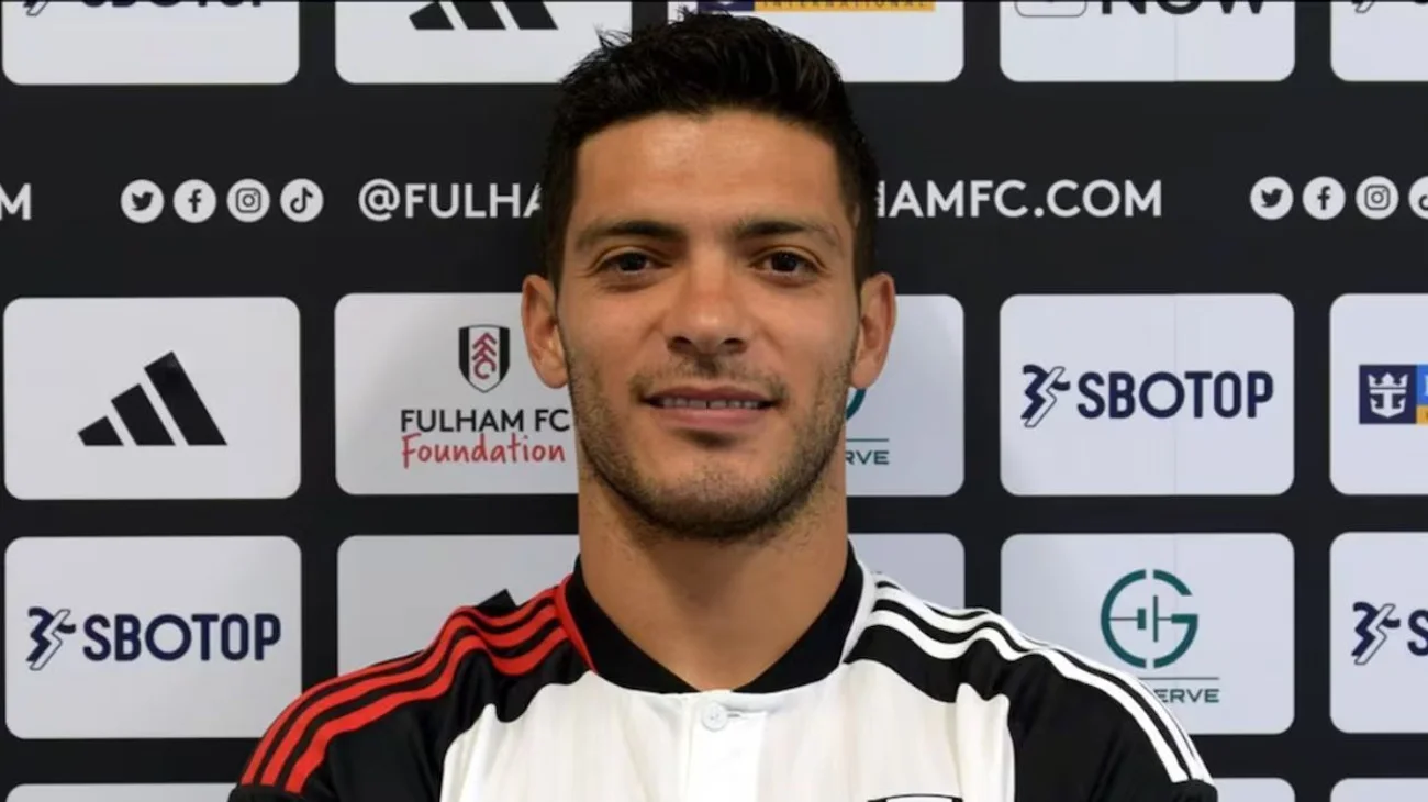 Raúl Jiménez renueva una temporada con el Fulham