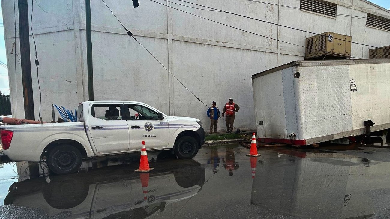 Tráiler provoca megafuga y deja sin agua a vecinos del Norte