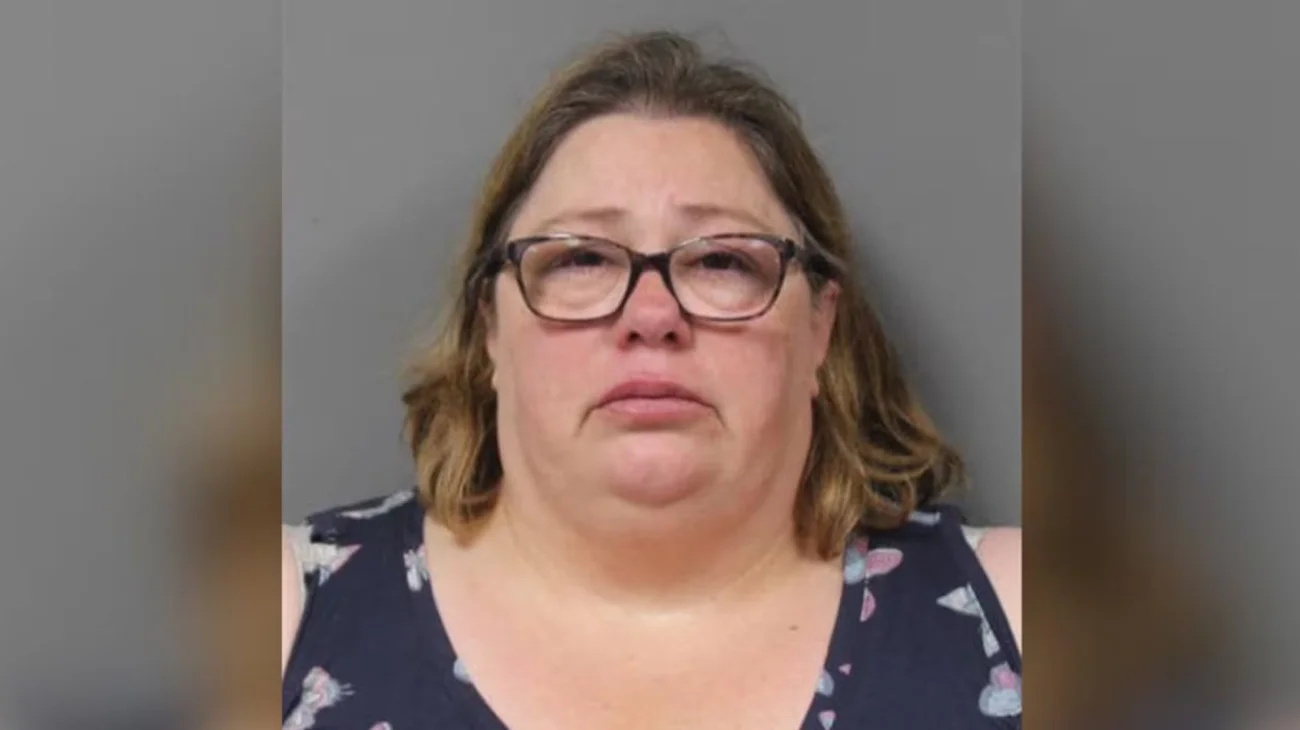 Sentencian a mujer que se sentó sobre su hijo adoptivo y lo mató