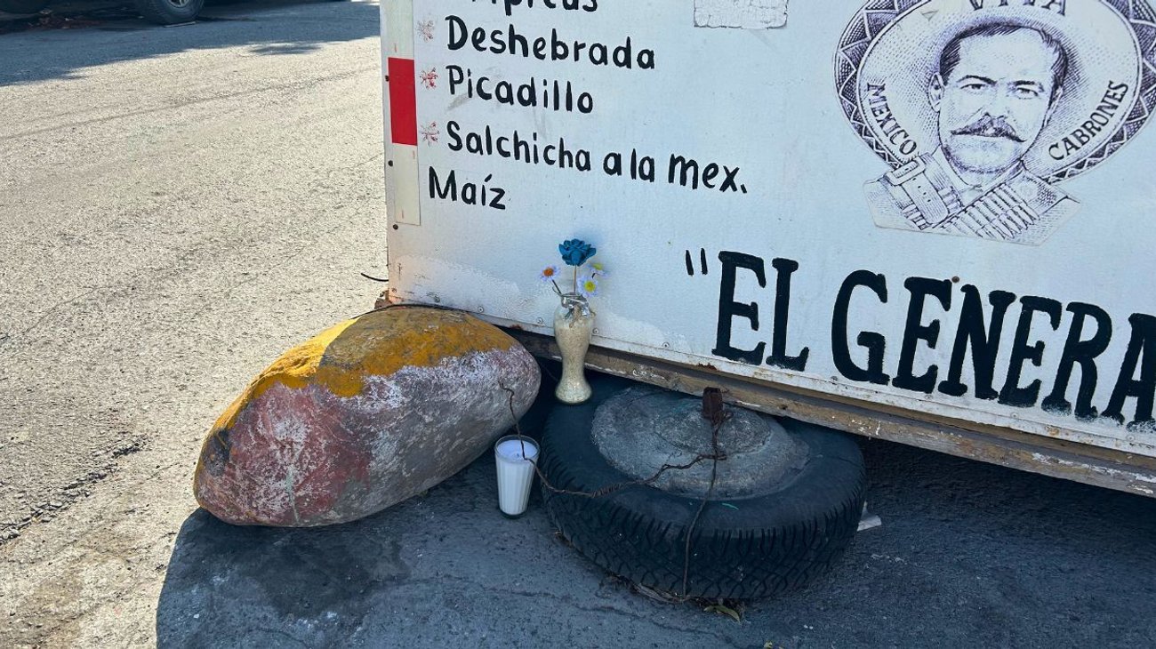 Catean casa de matrimonio asesinado; vecinos colocan ofrenda