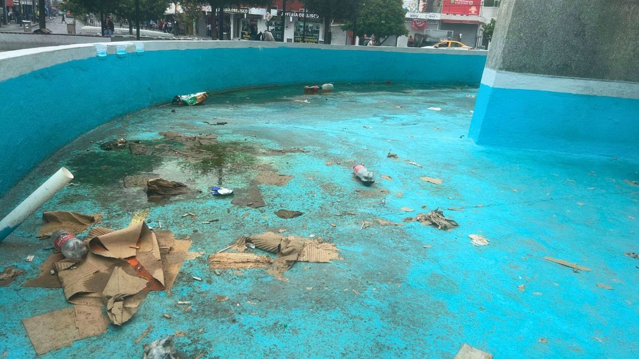 Reportan acumulación de basura en fuente del Obelisco