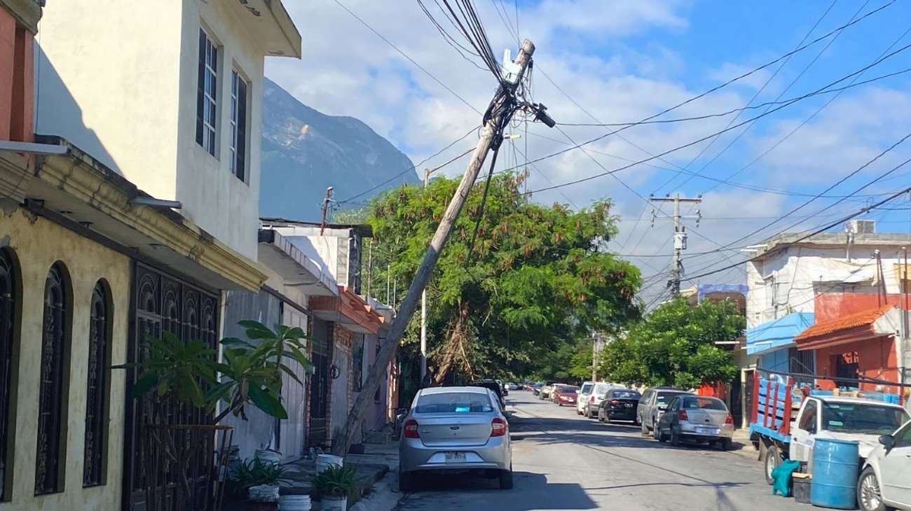Poste en riesgo de caer alerta a vecinos de Guadalupe